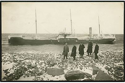 S/S Luba af Lübeck grundstødt ved Vang på Bornholm d. 20.3.1914 på rejse fra Lübeck til Königsberg. Skibet blev senere bragt af grunden med assistance af Svitzers' Bjergnings Enterprise. Fotokort U/no.