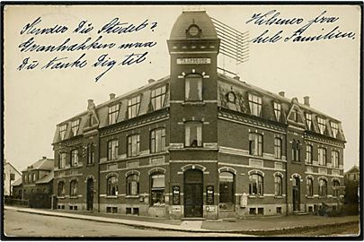 Lyngby, ejendommen “Taarnborg” med N. I. Andersens vinhandel. Fotokort u/no. Frankeret med 5 øre Chr. X (par) med perfin ACI = A. C. Illum stemplet Hellerup 1916 til Chicago, USA.