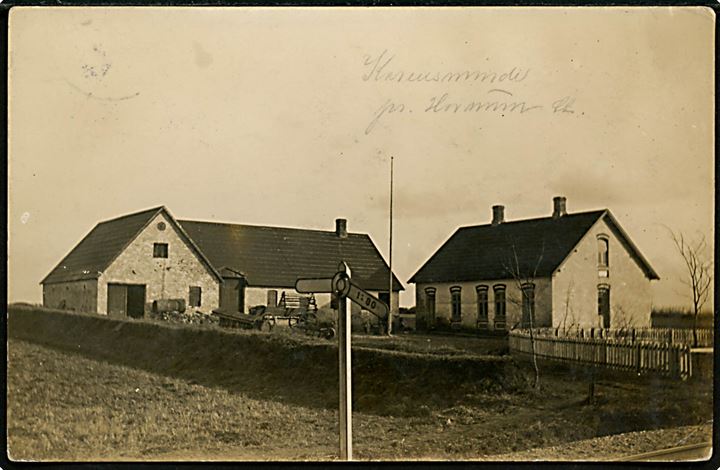 Karensminde pr. Hornum St., Landejendom med jernbane og signal i forgrunden. Fotokort u/no.