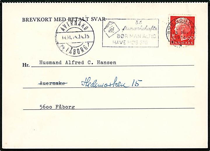 90 øre Margrethe på spørgedel af dobbelt brevkort fra Svendborg d. 13.11.1974 til Avernakø år. Faaborg - eftersendt til Fåborg med pr.stempel Avernakø pr. Fåborg sn1 d. 14.11.1974. Vedhængende svardel med ubenyttet 70 øre Margrethe.