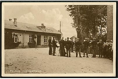 Havdrup jernbanestation med militærorkester. Stenders no. 42826.