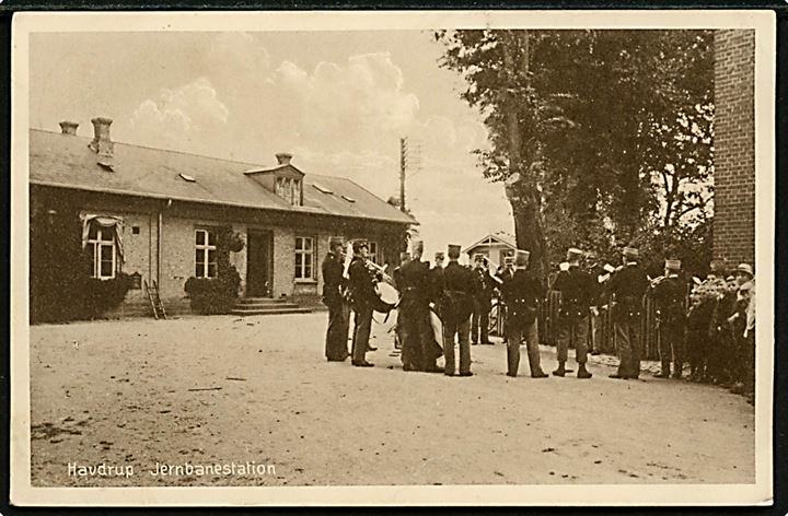 Havdrup jernbanestation med militærorkester. Stenders no. 42826.