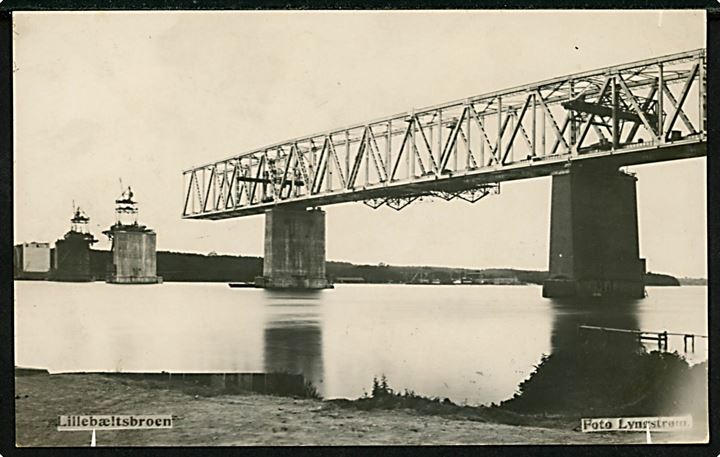 Lillebæltsbroen under bygning. Fotograf Lyngstrøm u/no.