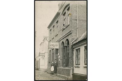 Sønderborg, gadeparti med J. Moldt's forretning, samt skilt fra A. Möller, civil og militær skrædder. Fotokort u/no.