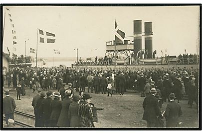 Genforening. Mandskab fra Sønderjydsk Kommando ankommer med færgen Marie til Haderslev d. 5.5.1920. Fotokort u/no.