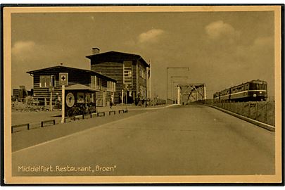 Middelfart, Lillebæltsbroen med passerende lyntog og restaurant Broen. Stenders no. 23.