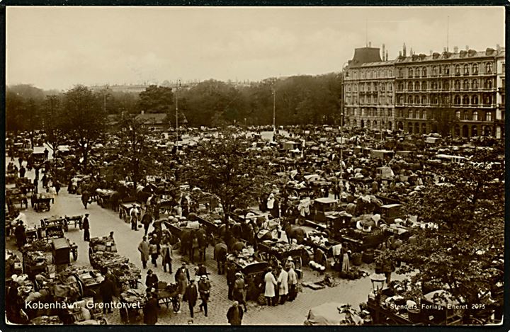 Købh., Grønttorvet. Stenders no. 2075. Frankeret med 15 øre Chr. X 60 år og Julemærke 1930 fra København d. 29.12.1930 til Dresden, Tyskland.