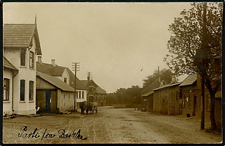 Bække, gadeparti. Fotokort u/no. Frankeret med 5 øre Chr. X annulleret med stjernestempel KRAGELUND og sidestemplet Lunderskov d. 27.4.1916 til Holsted.