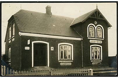 Vester Sottrup (Wester Satrup), bygning med skilt Gemeinde Vorsteher. Fotokort u/no. sendt fra Wester Satrup d. 9.9.1914 til Dyndt pr. Broager. 