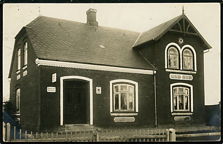 Vester Sottrup (Wester Satrup), bygning med skilt Gemeinde Vorsteher. Fotokort u/no. sendt fra Wester Satrup d. 9.9.1914 til Dyndt pr. Broager. 