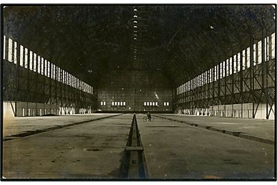 Tønder, luftskibsbasen med interiør fra Zeppelin hal. Johs. Timm u/no. Fugtskade i underkanten. 