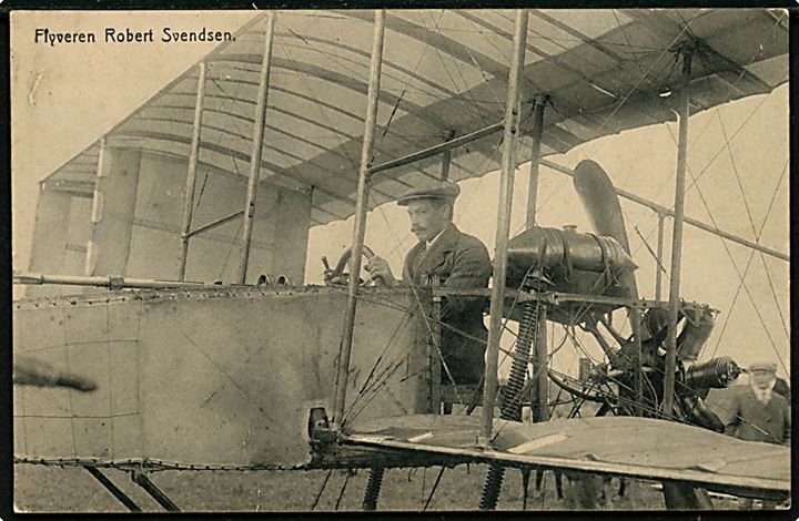 Flyveren Robert Svendsen i sin maskine. Johs. Brorsen u/no. Fugtskadet.