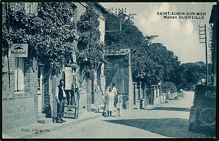 Frankrig, Saint Aubin-sur-Mer, Maison Guerville med automobil og benzin stander. 