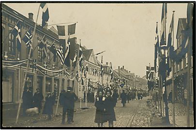 Genforening. Aabenraa i afstemningsperioden med flagsmykket gade. Fotokort u/no.