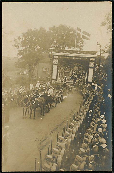 Genforening. Æresporten ved grænsen med den kongelige kortege og æreskompagni fra Sønderjydsk Kommando d. 10.7.1920. Fotokort u/no.