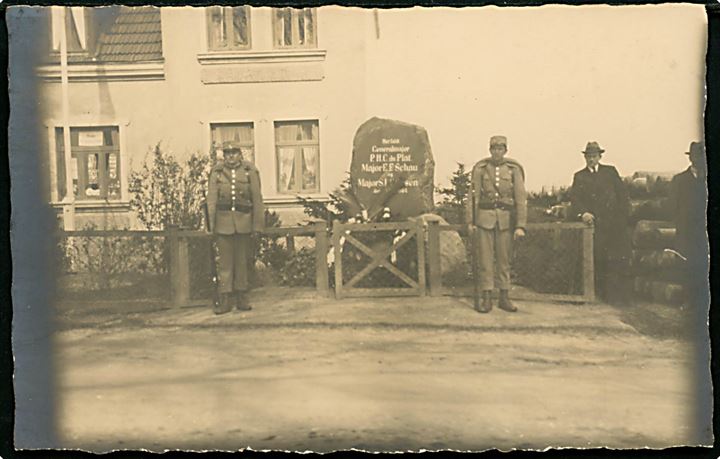 Genforening. Sønderborg, vagt fra Sønderjydsk Kommando ved Du Plat stenen på Dybbølgade. Fotokort u/no.