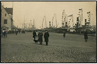 Genforening. Flensburg havn med dampskibe med danske stemmeberettigede d. 15.3.1920. Fotokort u/no.