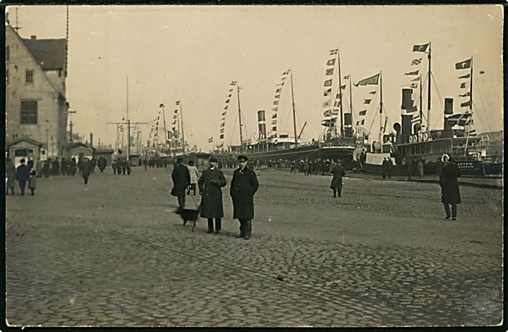 Genforening. Flensburg havn med dampskibe med danske stemmeberettigede d. 15.3.1920. Fotokort u/no.