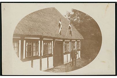 Aarhus, Skovmølle ved Moesgaard udsmykket med flag på afstemningsdagen d. 10.2.1920. Fotokort u/no.
