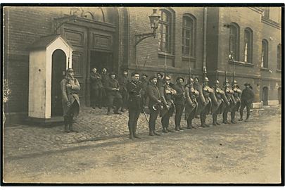 Genforening. Haderslev kaserne med franske CIS-tropper fra 22. Alpejæger Bataljon d. 20.1.1920. Fotokort u/no.