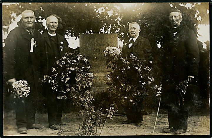 Krigen 1864. Veteraner ved Krigsmonumentet på Dybbøl. Fotokort u/no.