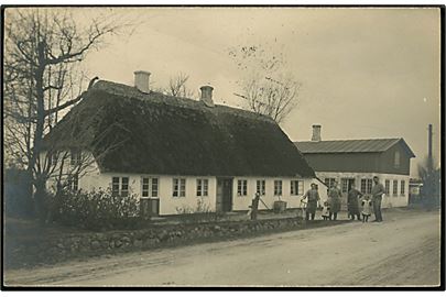 Tryggelev 82, snedkerværksted. Fotokort u/no. Frankeret med 5 øre Fr. VIII annulleret stjernestempel TRYGGELEV og sidestemplet Humble d. 30.6.1910 til Ringsted