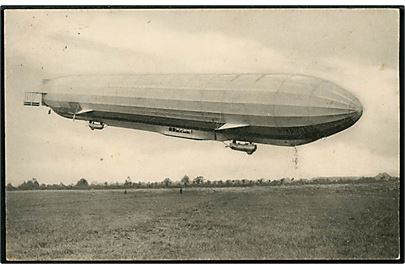 Zeppelin luftskib LZ 13 Hansa under landing. S. N. Philipsson & Co. u/no. Skrevet i Kjøbenhavn d. 23.9.1912 - med omtale af Hansas besøg på Kløvermarken d. 19.9.1912.