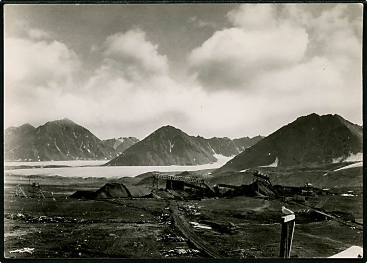 Svalbard, Kings Bay. Verdens nordligste grube med Lovenbreene. Henriksen & Steen no. 2.