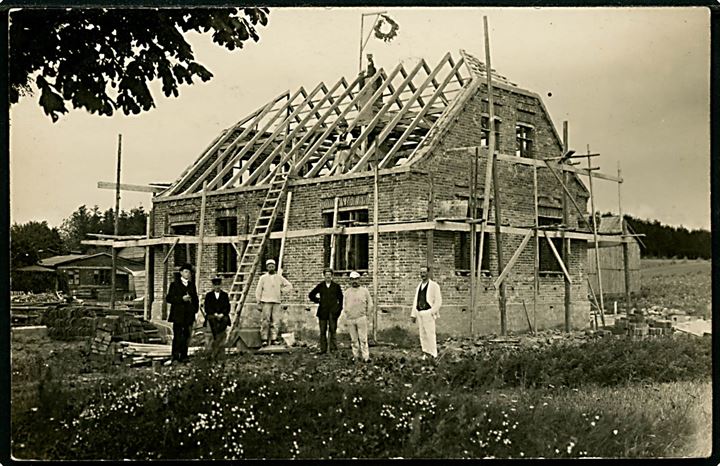 Erhverv. Rejsegilde på nybygget hus. Fotokort u/no. 