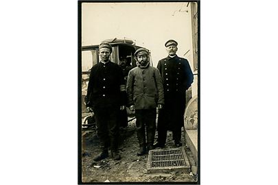 Ribe, To russiske krigsfanger under bevogtning af politibetjent ved Sygehuset. Fotokort u/no. Frankeret med 5 øre Chr. X helsagsafklip stemplet Ribe d. 31.1.1917 til Hvalsø.