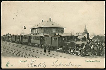 Hammel, jernbanestation med holdende damptog ved banens indvielse d. 23.4.1902. I forgrunden togfører Chr. Vejling. Peter Alstrup no. 3513.