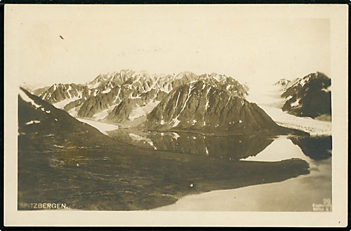 Svalbard / Spitsbergen. Udsigt med fjeld, fjord og isbræ. Mittet & Co. no. 20 (?)