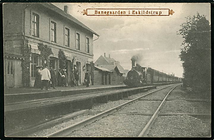 Eskilstrup, jernbanestation med ankommende damptog. L. Christensen no. 859.