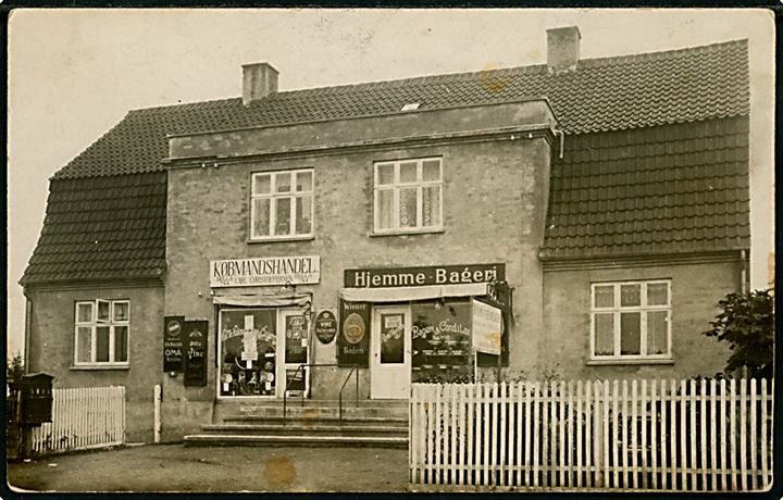 Brønshøj, Islevhusvej 34 med Købmandshandel og Hjemme-Bageri. Fotokort u/no.