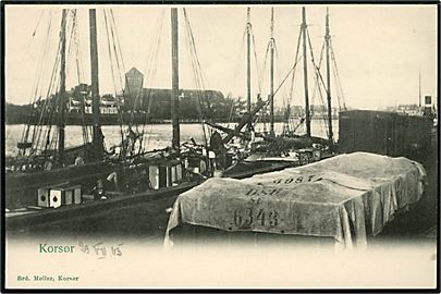 Korsør, havneparti med sejlskibe, samt havnespor med godsvogne og i baggrunden lokomotiv. Brd. Møller u/no.