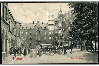 Svendborg, Banegaardspladsen med drosker. Warburgs Kunstforlag no. 962.