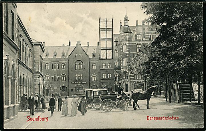 Svendborg, Banegaardspladsen med drosker. Warburgs Kunstforlag no. 962.