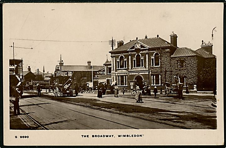 England, Wimbledon, The Broadway med jernbanestation i baggrunden.