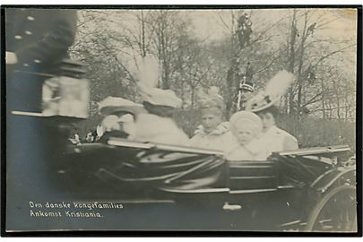 Kong Fr. VIII og families ankomst til Kristiania. Fotokort Kunstforlaget National u/no. 