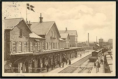 Horsens jernbanestation med holdende tog. Stenders no. 16678.