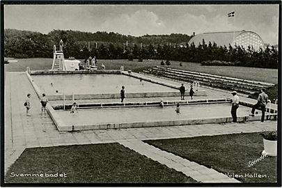 Vejen, friluftsbad og i baggrunden Vejen Hallen. Stenders no. 4K.