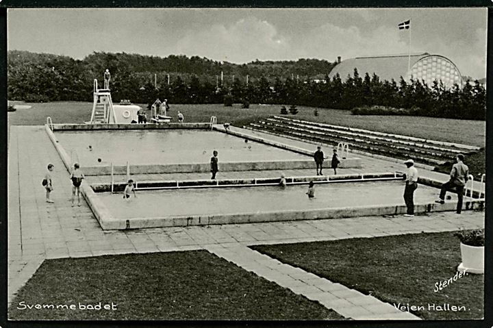 Vejen, friluftsbad og i baggrunden Vejen Hallen. Stenders no. 4K.