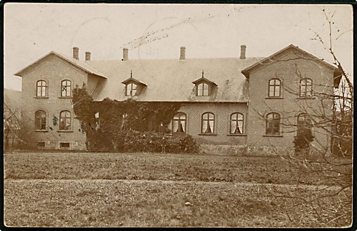 5 øre Fr. VIII i parstykke på brevkort dateret Gammelby annulleret med stjernestempel VESTER-KARLEBY og sidestemplet bureau Nykjøbing - Nakskov T.10 d. 25.11.1910 til Abja, Livland, Rusland. 