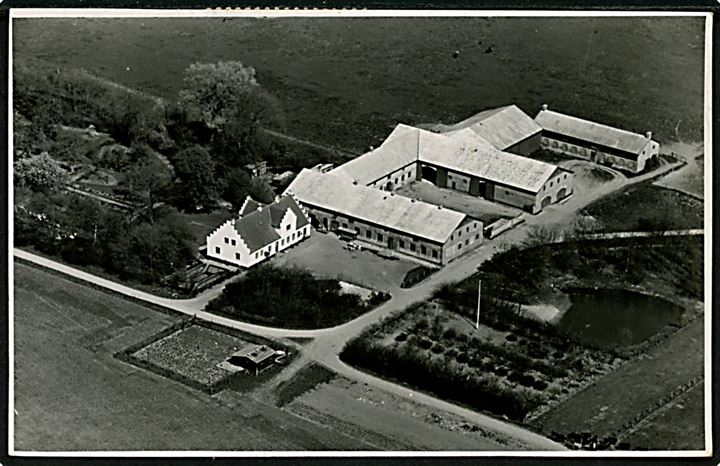 15 øre Landsbykirke og 5 øre Krigsfangehjælp mærkat på brevkort (Luftfoto af Pilegaarden ved Slagelse) annulleret Slagelse d. 21.12.1944 til Horsens.