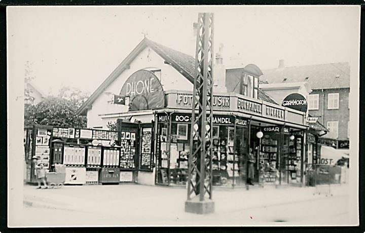 Købh., Frederikssundsvej 130 - 132. Bog og musik handel. (nedrevet/ombygget). Fotokort u/no. 