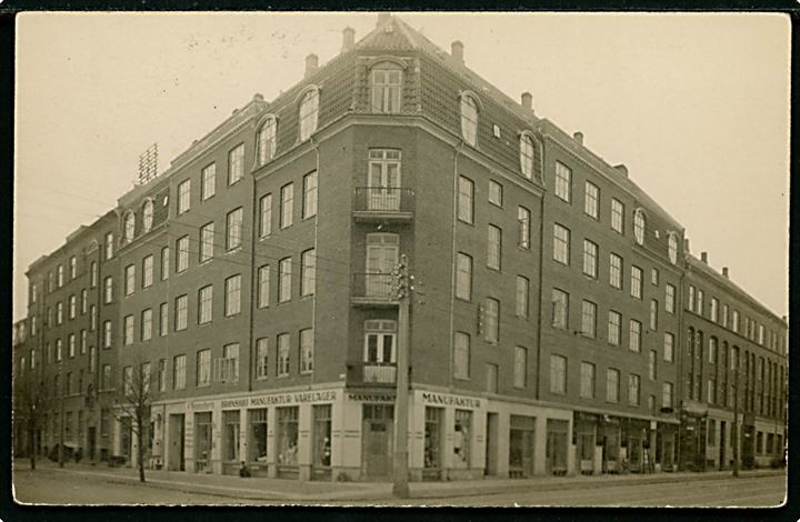 Brønshøj. Hjørnet af Frederikssundsvej 143 og Arnesvej med Brønshøj Manufaktur Varelager ved J. Tannenberg. fotokort u/no. 