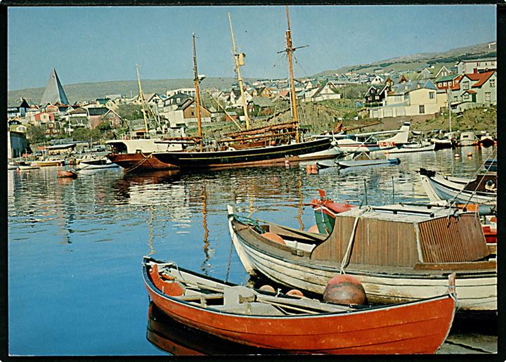 Thorshavn havn med skibe, både og en vandflyver. Poul Hansen no. 143 901 059.