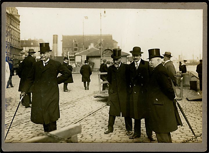 Købh., ukendte honoratiores i Københavns havn. Fotografi monteret på karton. Knæk i overkanten. 12½x18 cm.