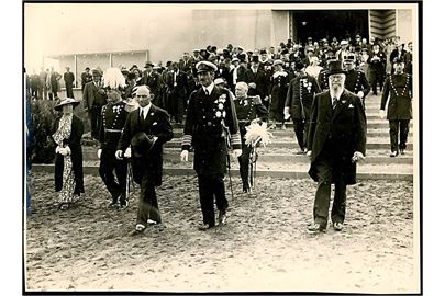 Næstved udstillingen 1935. Kong Chr. X, Th. Stauning og andre ved åbning af Næstved 800 års byjubilæums udstilling valdemarsdag d. 15.6.1935. Pressefoto 17x23 cm. Fotograf Niels Offersen.