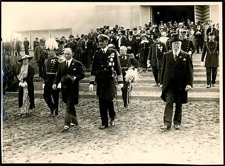 Næstved udstillingen 1935. Kong Chr. X, Th. Stauning og andre ved åbning af Næstved 800 års byjubilæums udstilling valdemarsdag d. 15.6.1935. Pressefoto 17x23 cm. Fotograf Niels Offersen.